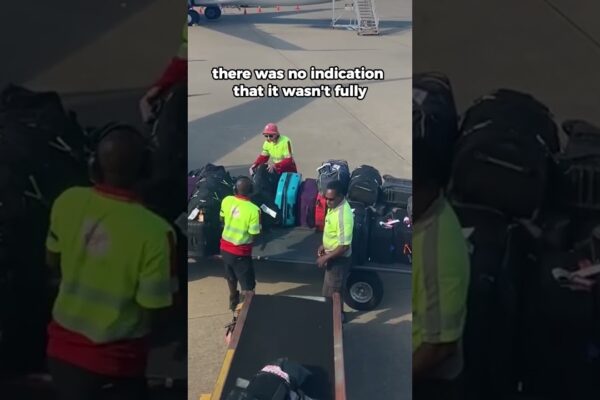 Alaska airlines cargo door opened 😳✈️ #aviation #cargo #flightcrew